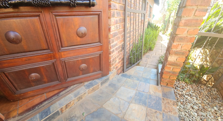 5 Bedroom Property for Sale in Langenhovenpark Free State